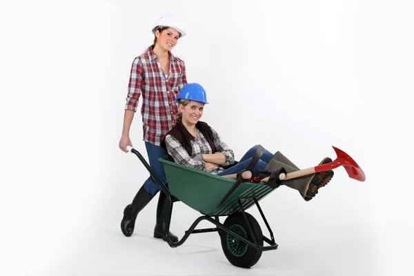 Duas mulheres com carrinho de mão — Fotografia de Stock