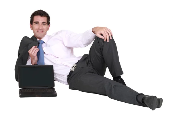 Επιχειρηματίας που κείνται επί του δαπέδου με το laptop — Φωτογραφία Αρχείου