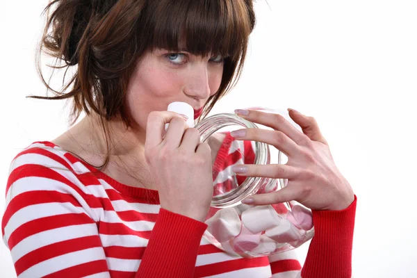 Vrouw eten marshmallow — Stockfoto