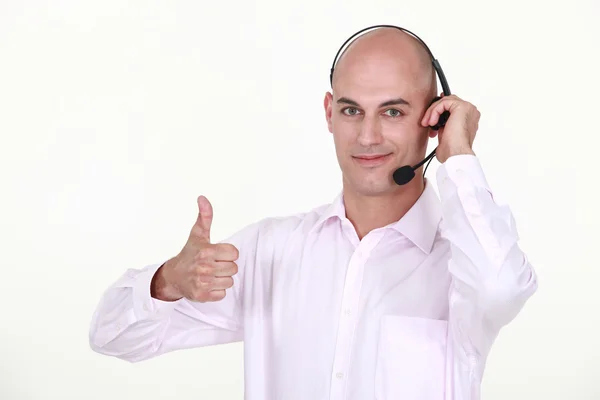 Hombre usando auriculares con el pulgar en alto — Foto de Stock