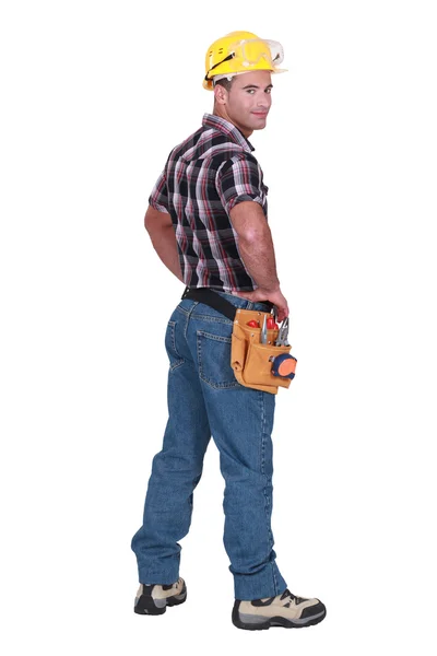 Porträt eines Handwerkers, der über seine Schulter schaut — Stockfoto