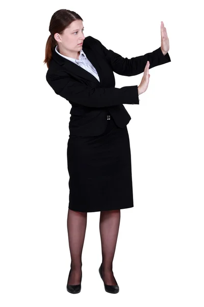 Frau im Anzug versucht sich mit ihren Händen zu schützen — Stockfoto