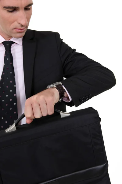 Een zakenman die de tijd controleren. — Stockfoto