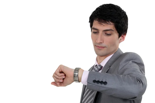 Biznesmen, patrząc na zegarek na rękę — Zdjęcie stockowe