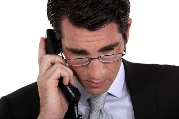 Занепокоєний бізнесмен по телефону — стокове фото