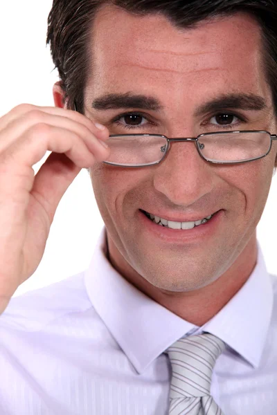 Бизнесмен надевает очки — стоковое фото