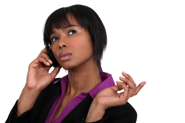 Affärskvinna pratar på sin mobiltelefon — Stockfoto
