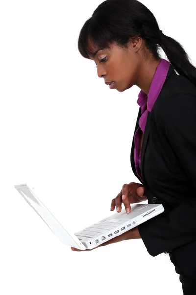 Fekete nő gazdaság laptop — Stock Fotó