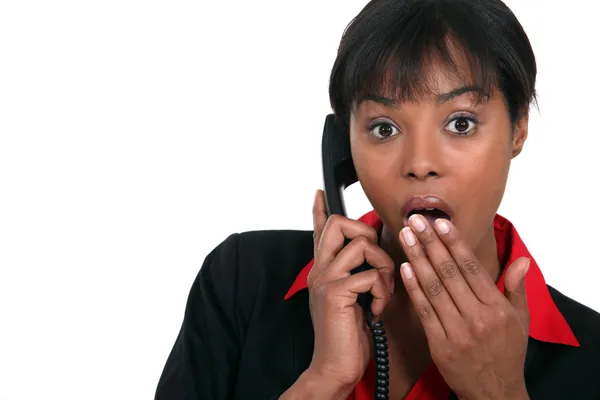 Αφρο-αμερικανικό γυναίκα μιλάμε στο τηλέφωνο και να ψάχνει πολύ έκπληκτος — Φωτογραφία Αρχείου