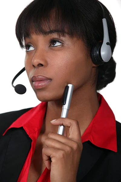 Mulher afro-americana usando um fone de ouvido — Fotografia de Stock
