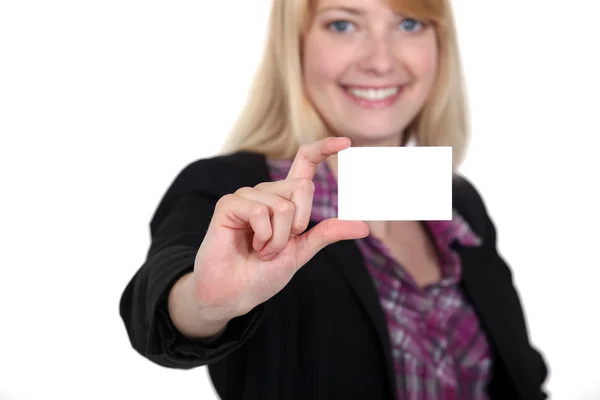 Mulher segurando seu cartão de visita — Fotografia de Stock