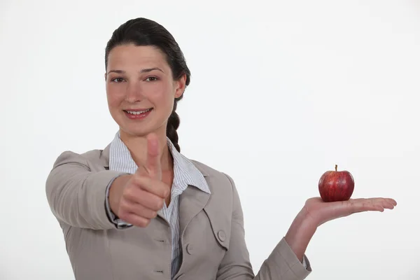 Zakenvrouw houdende goedkeuring van een appel — Stockfoto