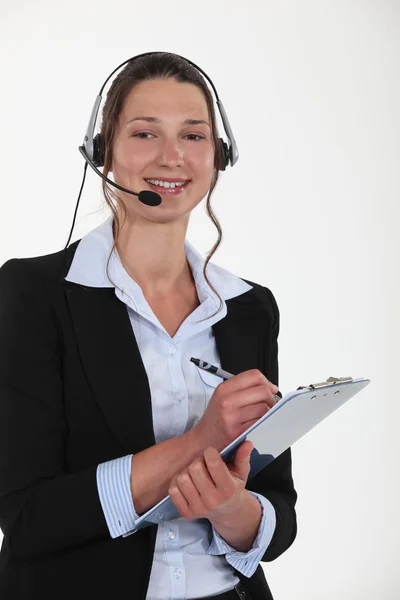 Businesswoman all smiles with clipboard — Stockfoto