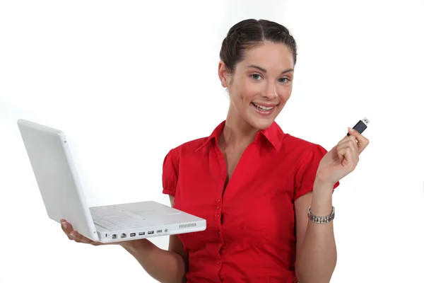 Женщина с ноутбуком и USB-ключ — стоковое фото