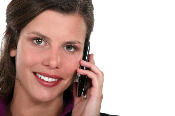 Kvinna pratar på sin mobiltelefon — Stockfoto