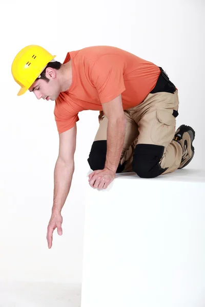 Construction worker reaching down to empty copyspace — Stock Photo, Image
