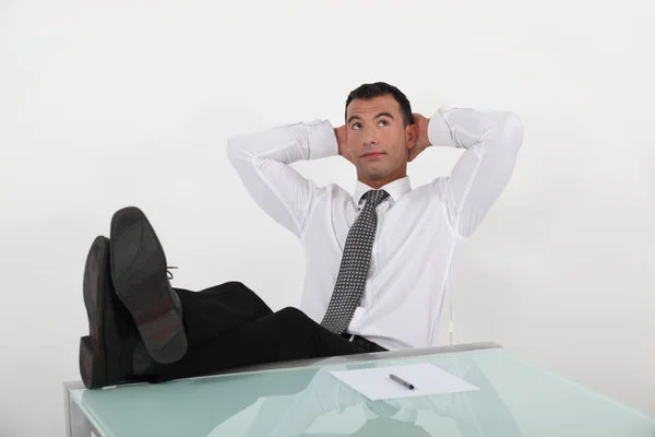 ビジネスマンの机の上のフィートの休憩 — ストック写真
