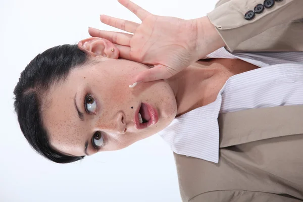 Mujer muriendo por escuchar los últimos chismes — Foto de Stock