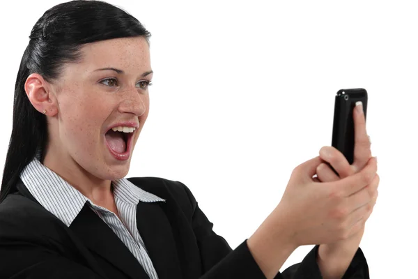 Überglückliche Frau liest SMS — Stockfoto