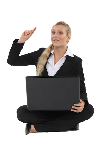 Blond affärskvinna höja handen med fråga — Stockfoto