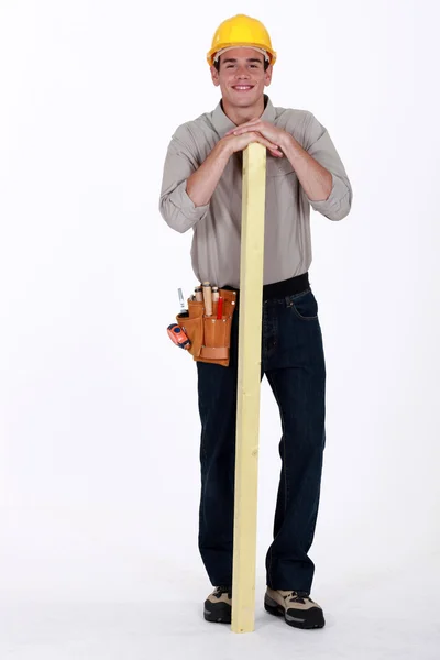 Ξυλουργός στάθηκε με σανίδα του ξύλου — Φωτογραφία Αρχείου