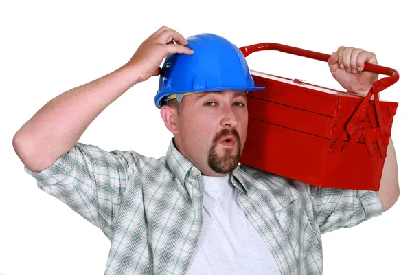 Homem carregando caixa de ferramentas nos ombros — Fotografia de Stock