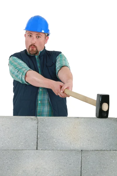 Construtor com uma marreta — Fotografia de Stock