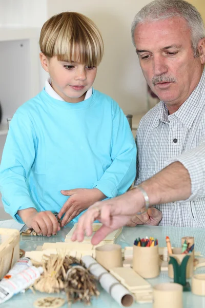 Abuelo pasar tiempo de calidad con su nieto — Foto de Stock