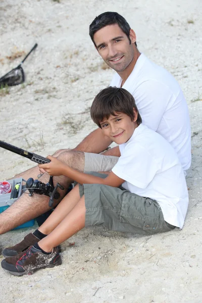 Vader en zoon op visserij party — Stockfoto