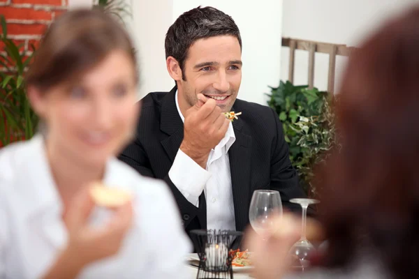 Человек ест еду в ресторане — стоковое фото