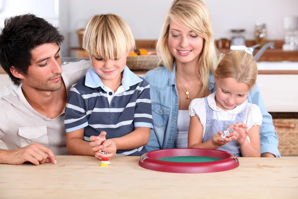 Familia joven jugando dados — Foto de Stock