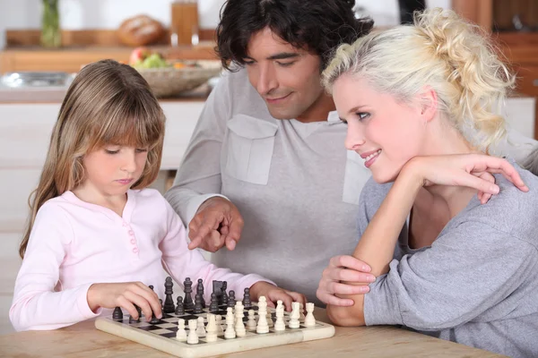 Famille jouant aux échecs — Photo