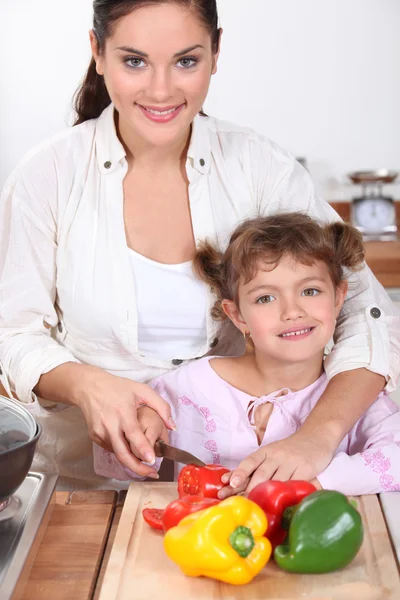 Anne ve kızı birlikte yemek pişiriyor.. — Stok fotoğraf