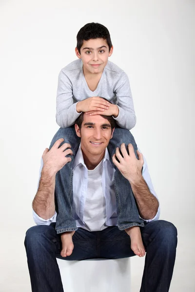 Syn usiadł na ramionach ojca — Zdjęcie stockowe