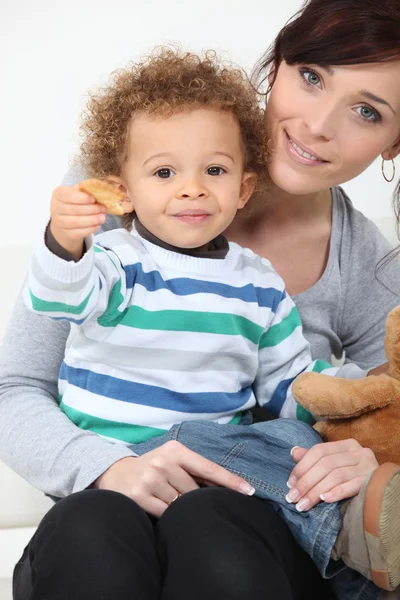 Een kleine jongen eten cookies. — Stockfoto