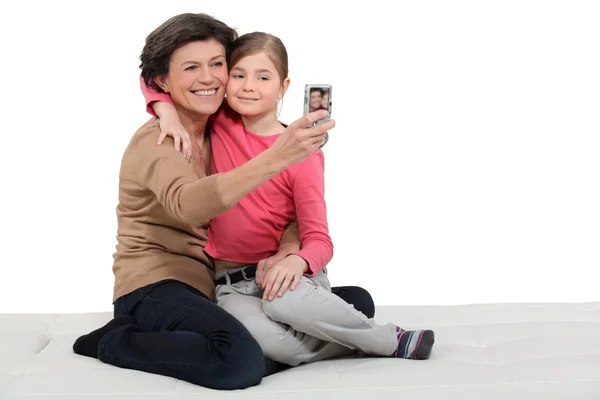 Grandmother and granddaughter taking a picture of themselves — Stock Photo, Image
