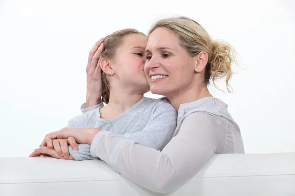 Mor och dotter satt på soffan — Stockfoto