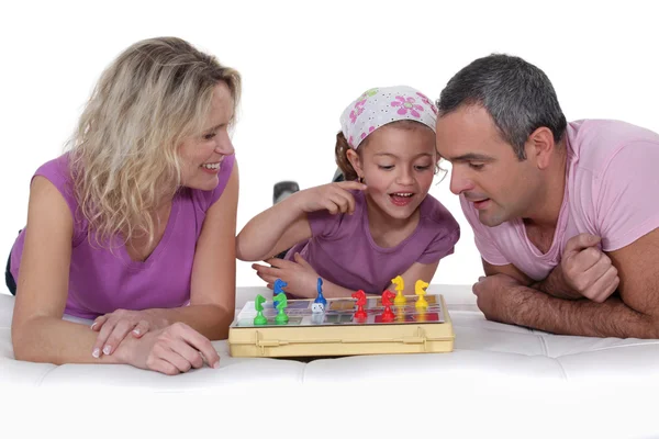 Klein meisje leren schaken met haar ouders. — Stockfoto