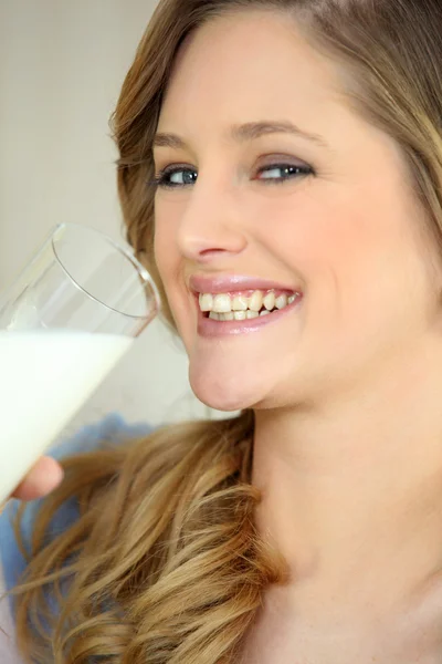 Женщина пьет стакан молока — стоковое фото