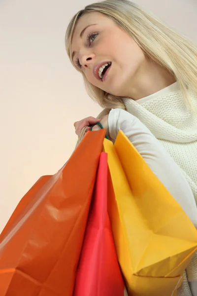 Blond kobieta z torby na zakupy — Zdjęcie stockowe
