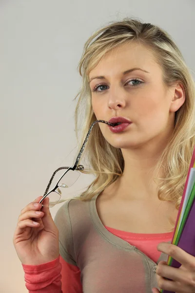 Retrato de uma mulher mastigando seus óculos — Fotografia de Stock
