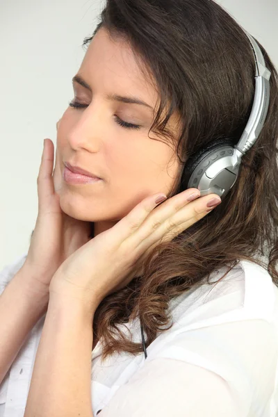 Retrato de uma mulher ouvindo música — Fotografia de Stock