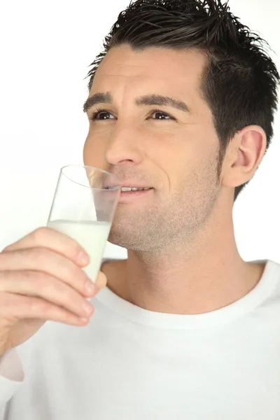 Mann trinkt Glas Milch — Stockfoto