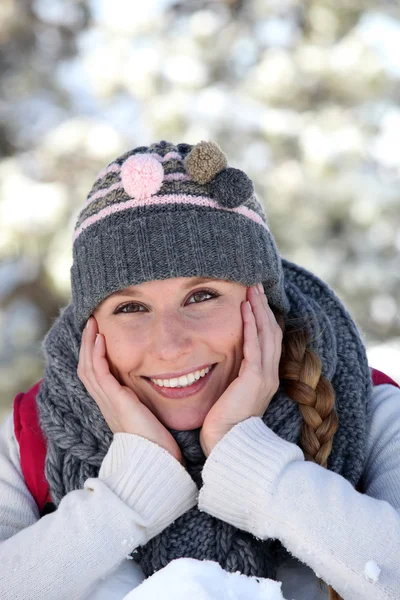 Frau liegt im Schnee — Stockfoto