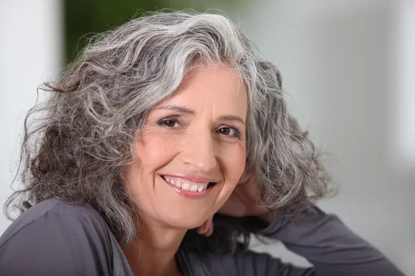 Close-up de mulher de cabelos grisalhos em casa — Fotografia de Stock