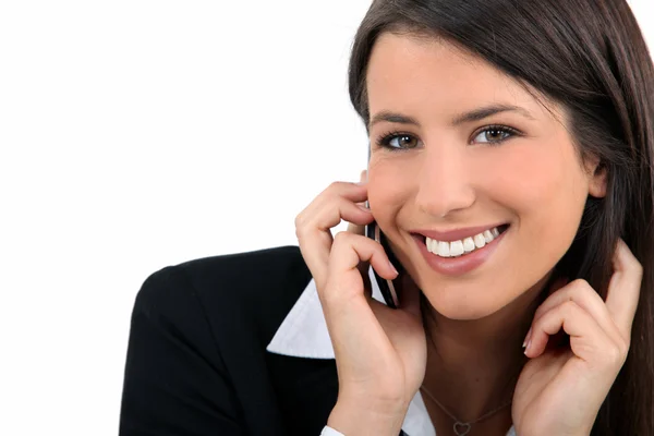 Usmívající se žena pomocí mobilního telefonu — Stock fotografie