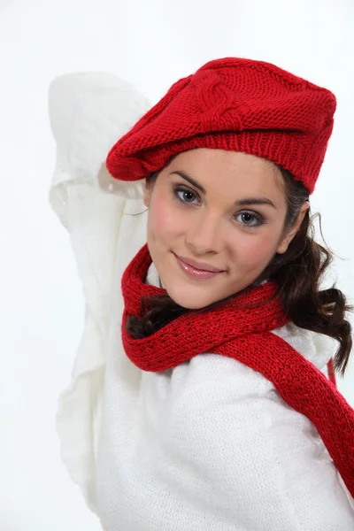 Kadın bir kış şapka ve atkı — Stok fotoğraf
