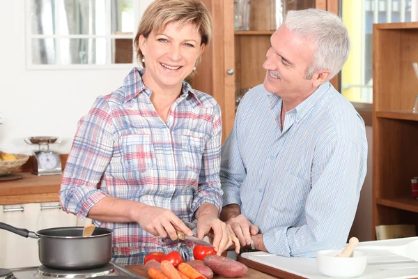 Äldre par förbereda grönsaker — Stockfoto