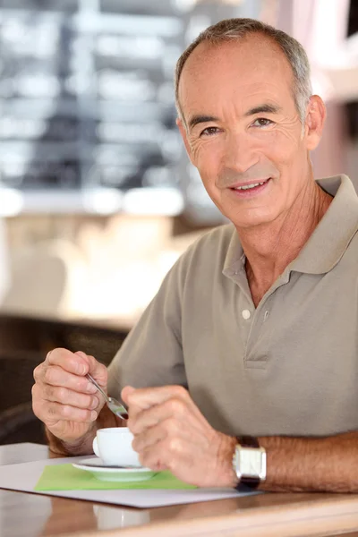 テラスでコーヒーを飲む中年の男 — ストック写真