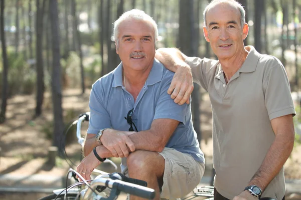 Porträt zweier Freunde auf Fahrrädern — Stockfoto